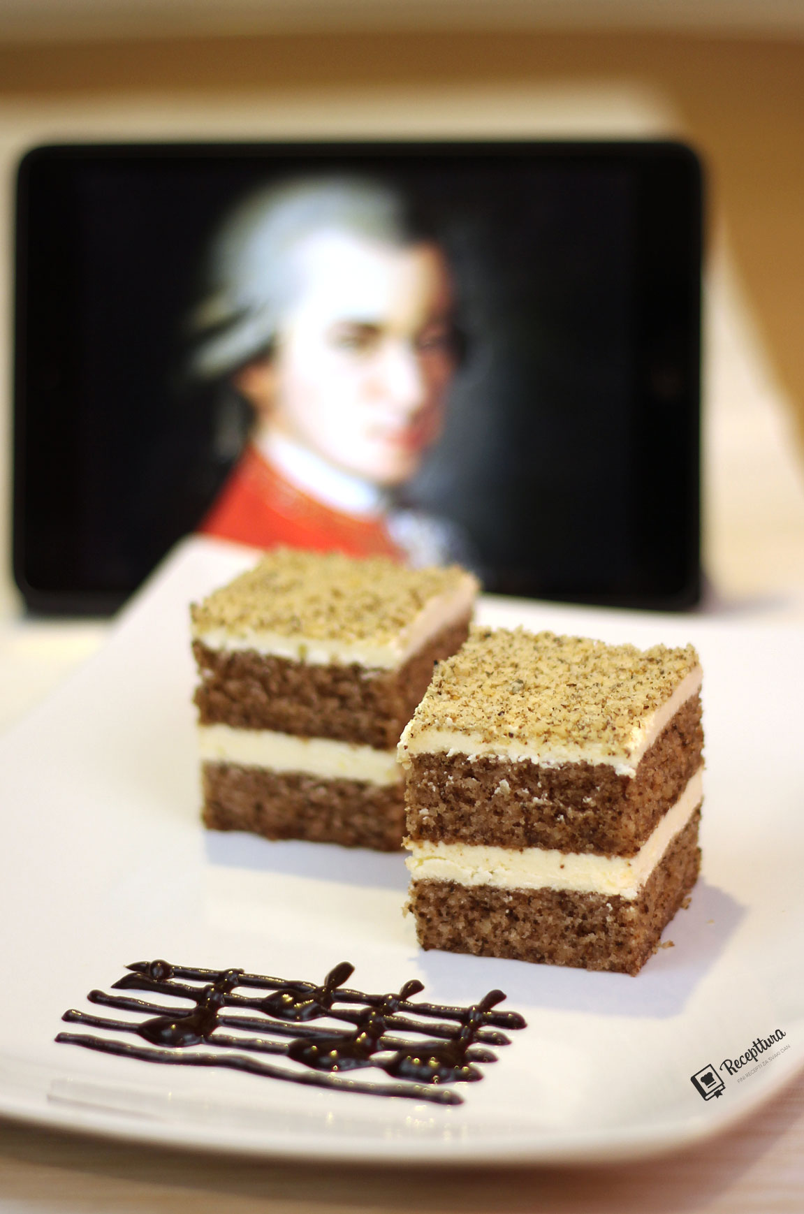 Mozart kocke kombiniraju okuse oraha i vanilije.