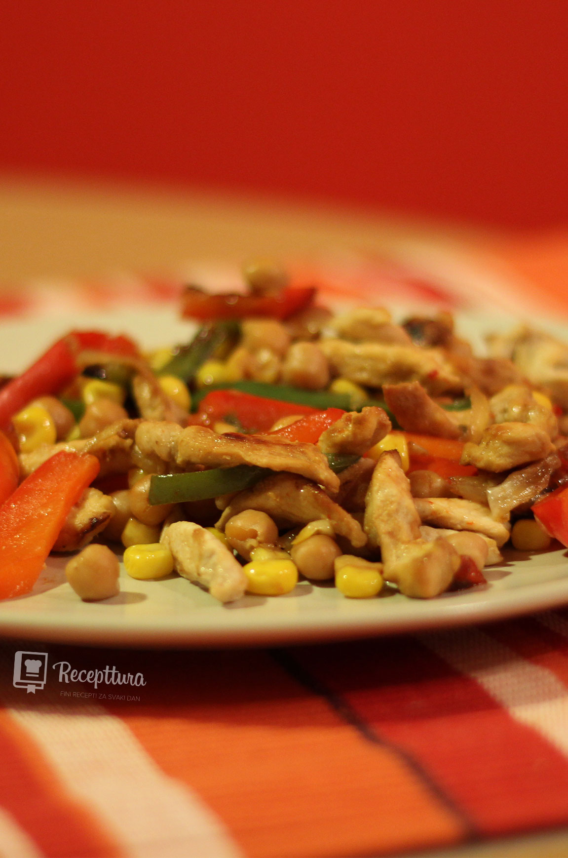 Receptturin brzi wok sa piletinom i povrćem poslužen je na stolu.