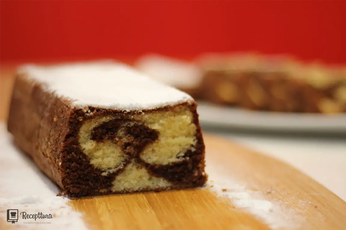 Mramorni kolač često se peče u obliku kuglofa, no mi smo ga ovaj puta napravili u kalupu za kruh.