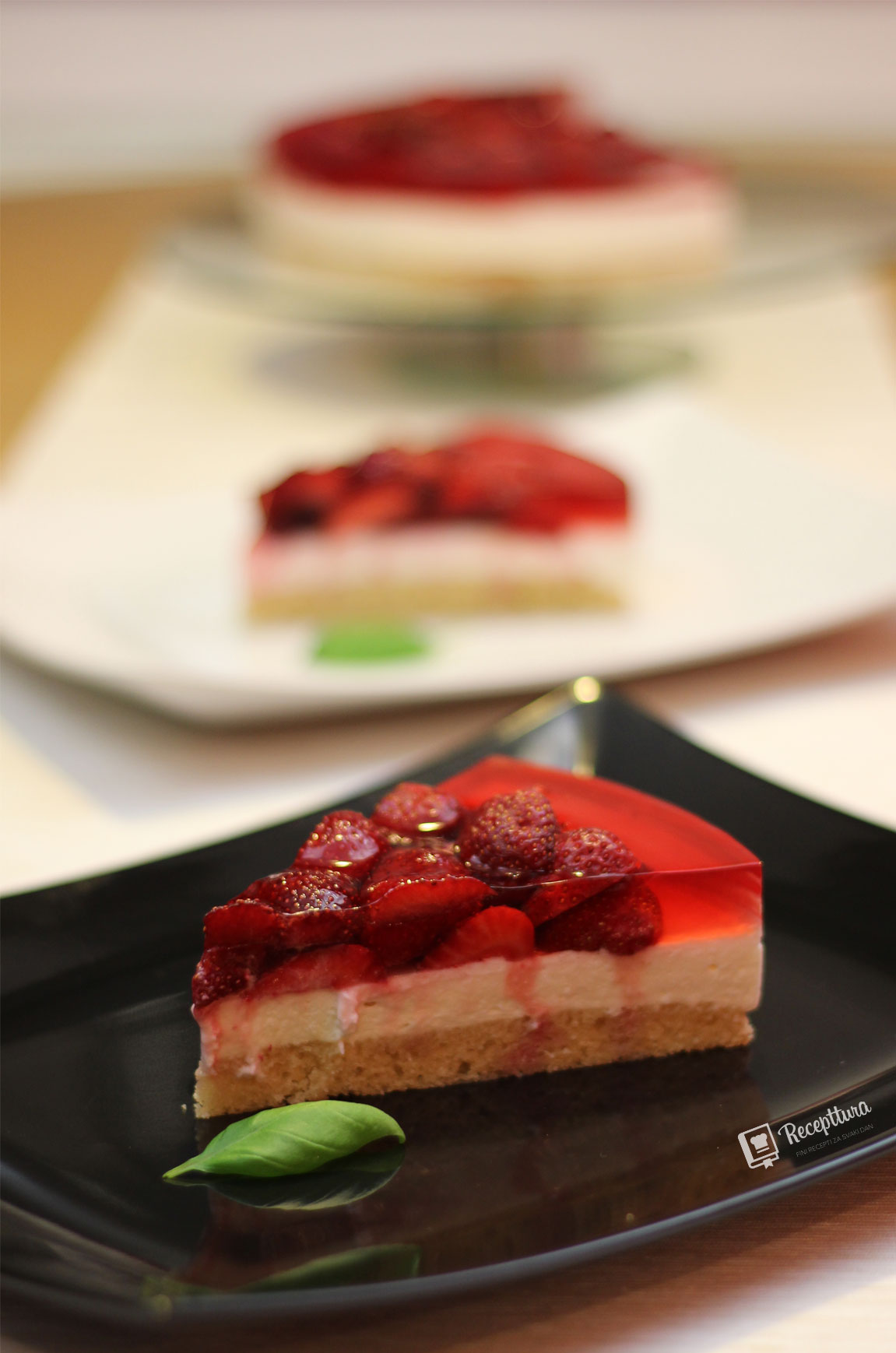 Torta od jagoda sa fina tri sloja djeluje vrlo efektno na svakom stolu.