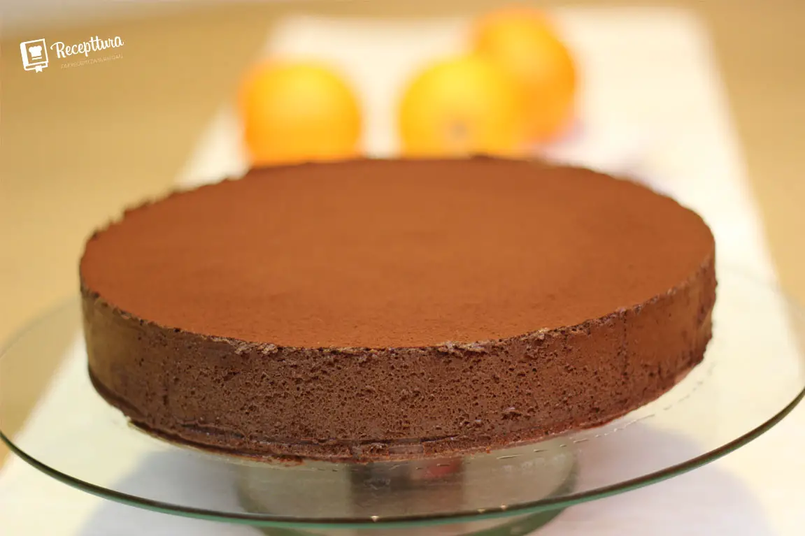 Prefina torta od čokolade i naranče poslužena je na stolu