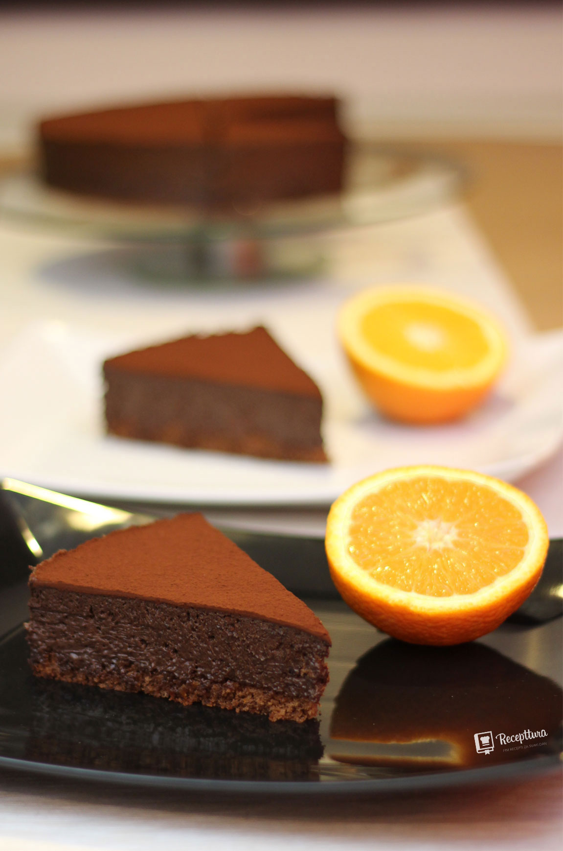 Torta od čokolade i naranče ukrašena je s kakaom u prahu.