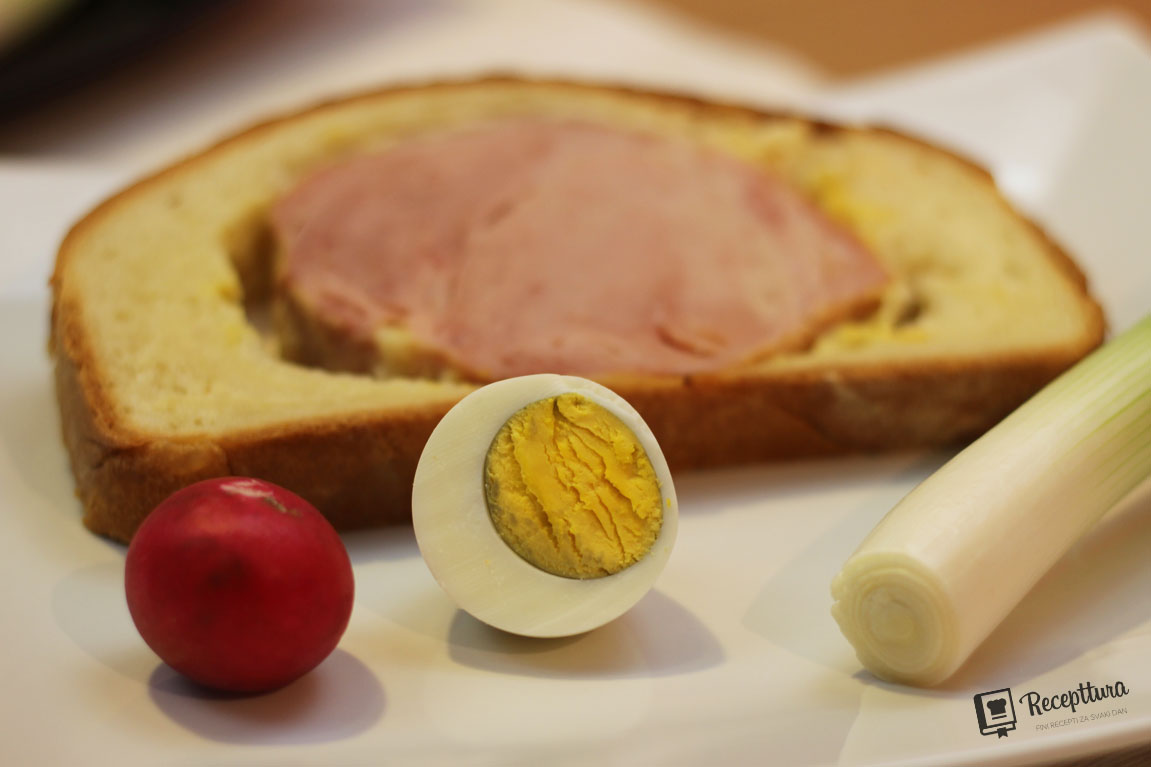 Luk, rotkvice, hren i jaja savršeno idu uz šunku u kruhu. 