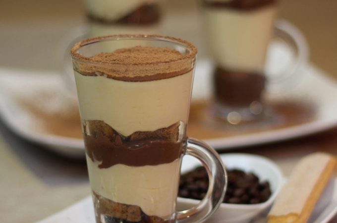 Čokoladni tiramisu u čaši sastoji se od tri fina sloja.