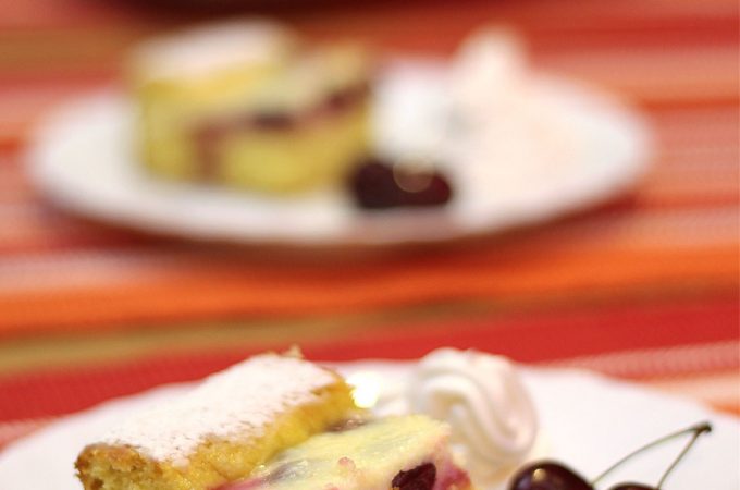 Meka pita s trešnjama i sirom poslužena je na stolu.