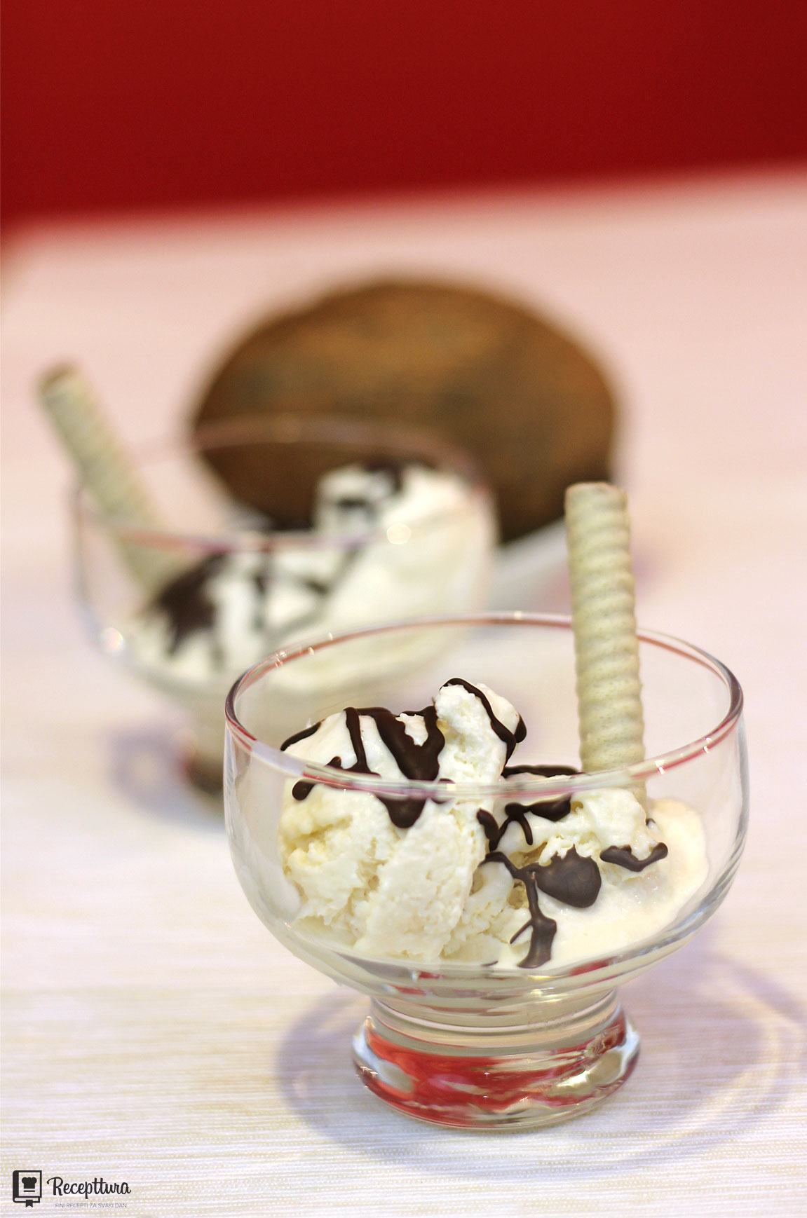 Sladoled od kokosa poslužen s čokoladom i vaflima.