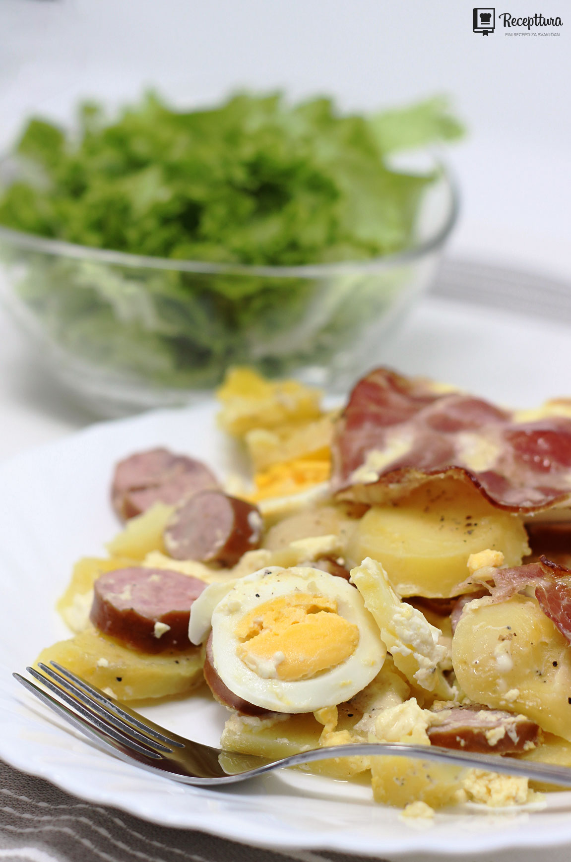 Francuski krumpir pravi se od krumpira, jaja i kobasica.