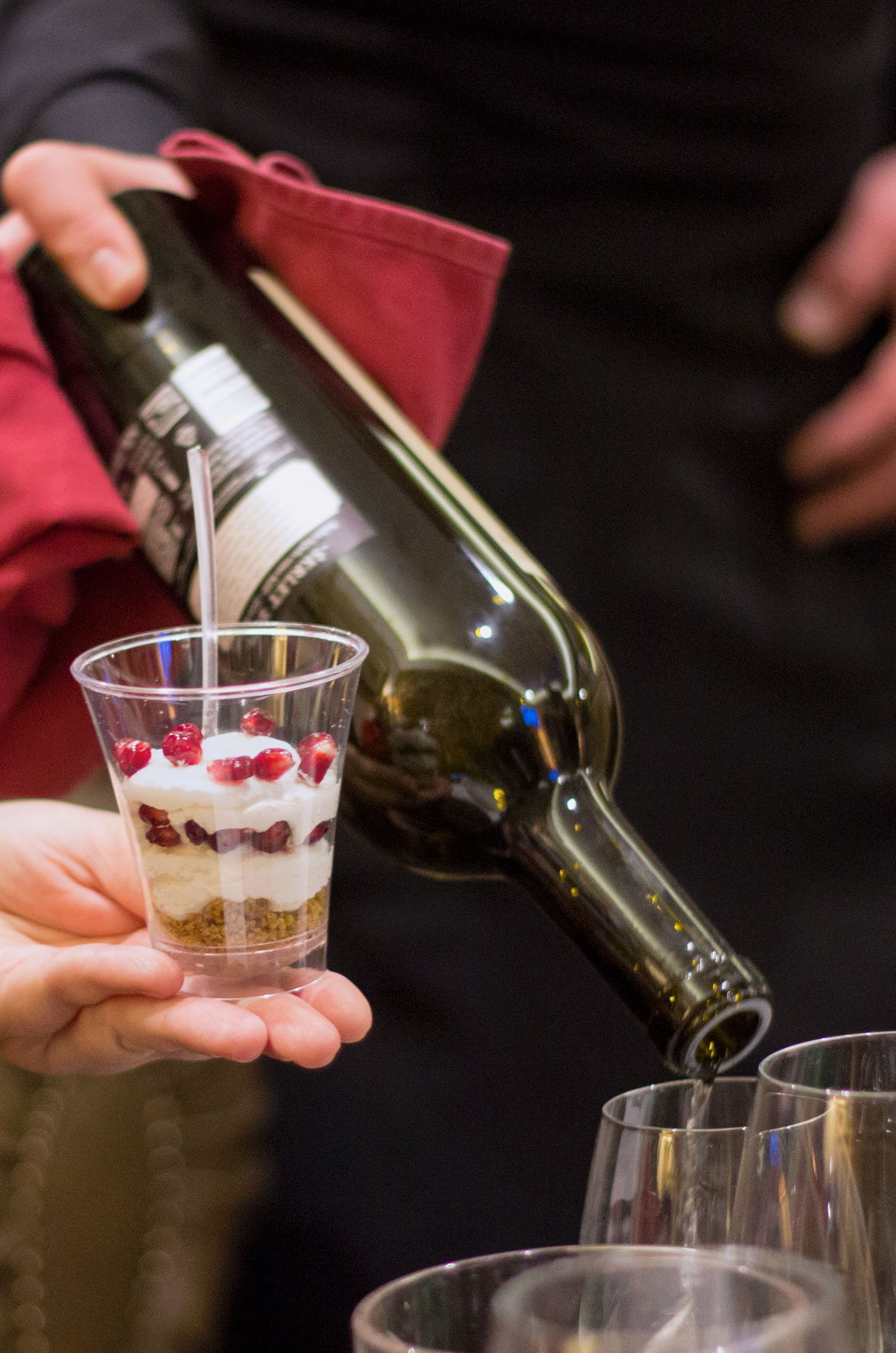 Vino škrlet Lagena Winery 2018 i cheesecake sa zrncima šipka.