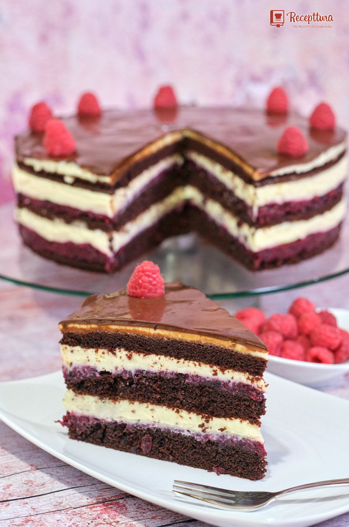Bloody Berry torta recept - sočna voćna torta s čokoladnim biskvitom, voćnom kremom i čokoladnom glazurom
