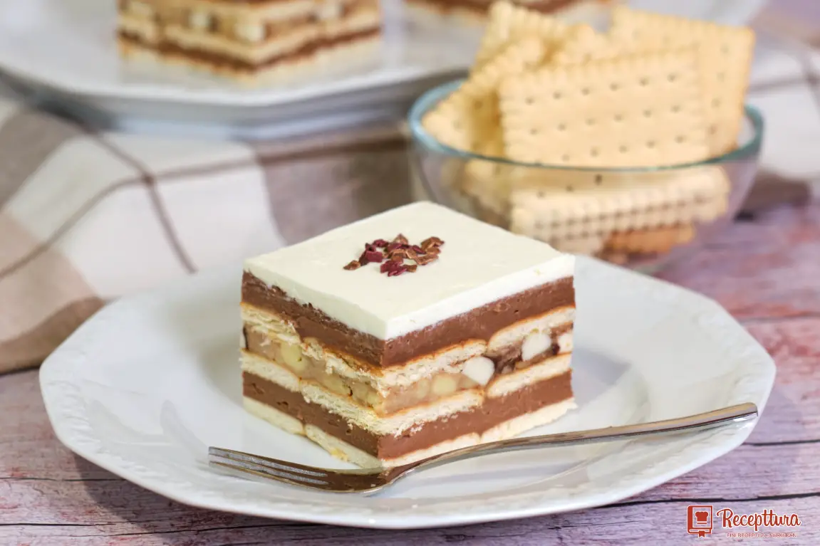 Kremisimo kocke narezane i posložene na tanjur - tri sloja kreme bez pečenja