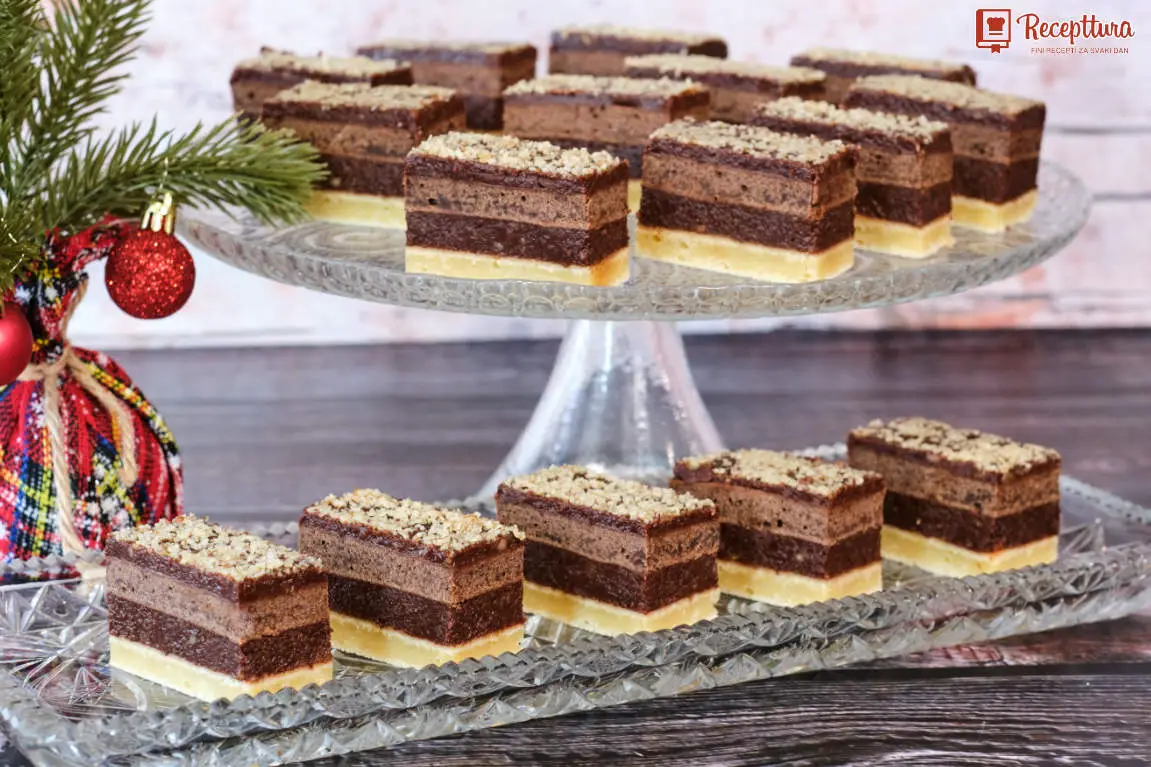 Narezani dan i noć kolač sa slojevima svjetlog i tamnog biskvita, čokoladnom kremom od oraha i dekorativnim posipom