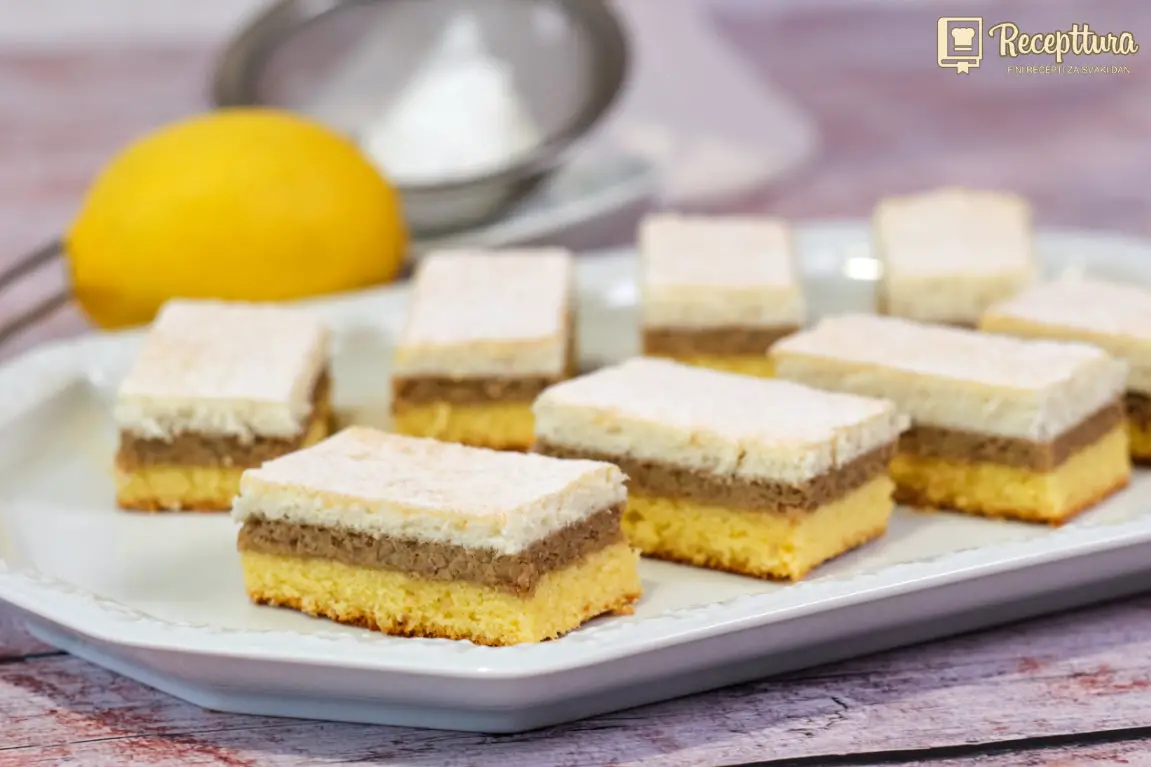 Poslužene limun šnite s orasima posute sa šećerom u prahu.