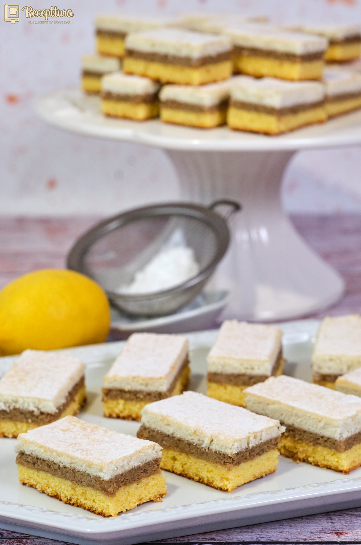 Limun šnite s orasima narezane i poslužene na tanjuru