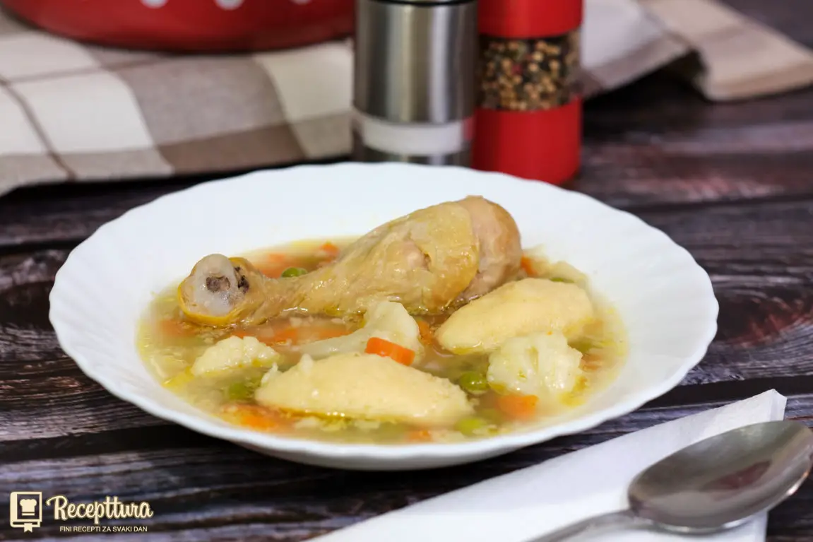 Posluženi ajngemahtec - bogata juha s piletinom, povrćem i domaćim noklicama.
