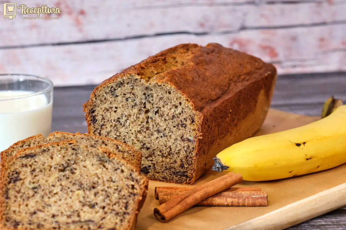 Banana kruh narezan na šnite s vidljivom mekanom i prozračnom teksturom.