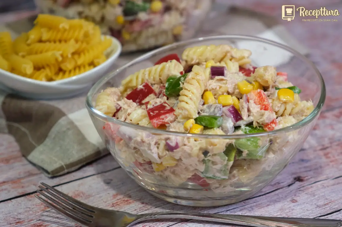 Poslužena hladna salata od tune s tjesteninom, paprikom i kukuruzom.