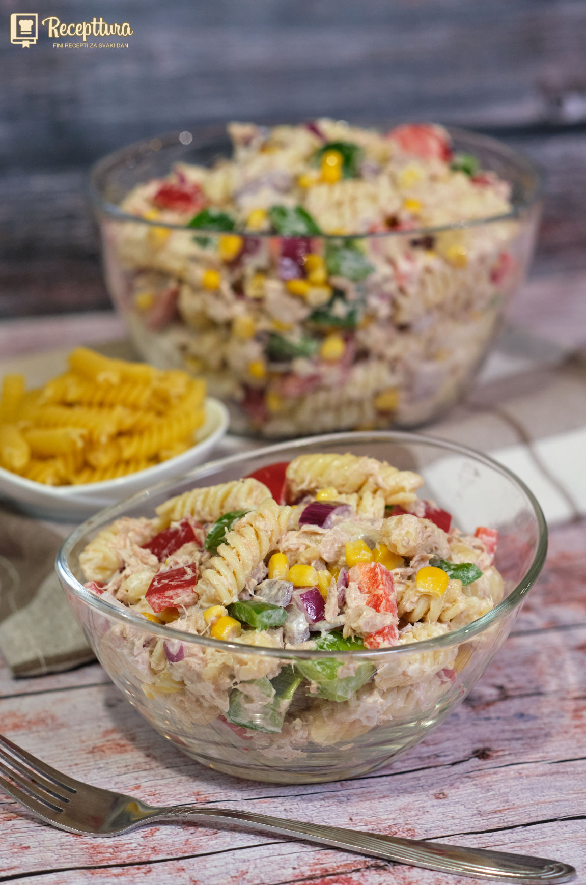 Salata od tune i tjestenine s kremastim preljevom od majoneze i kiselog vrhnja